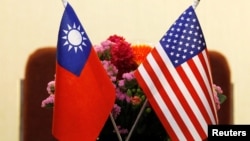 台湾与美国国旗并排摆放(2018年3月资料照片)