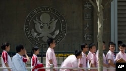 中国学生申请人2012年5月在美国驻北京大使馆前排队等待签证面试。