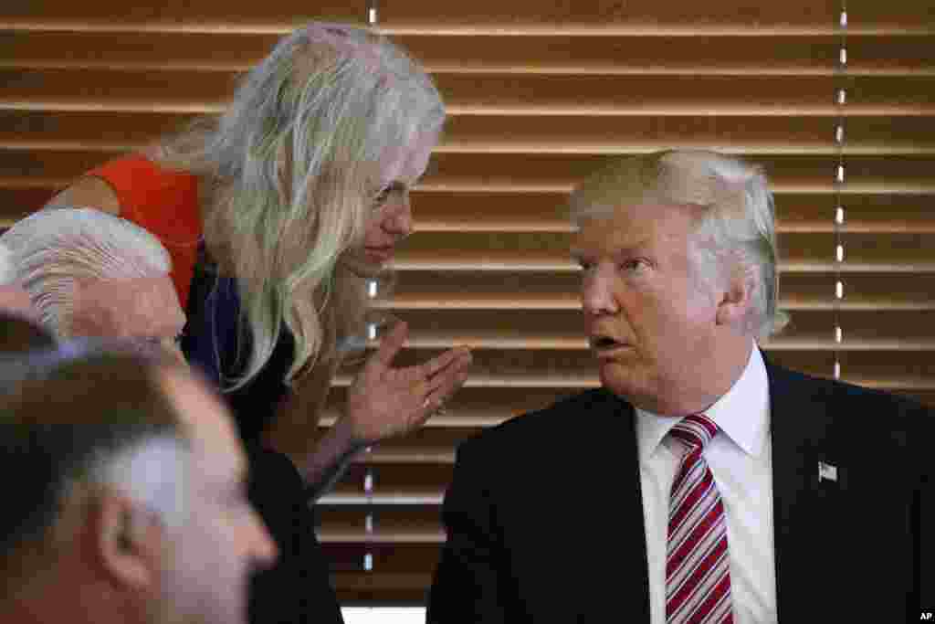 川普的竞选经理康威（女）和他交谈