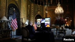 特朗普总统圣诞节前在他位于佛罗里达州的海湖庄园与美军成员进行视频会议，祝贺他们节日快乐。(2019年12月24日)