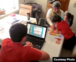 奥德丽•布格尔斯迪克在给孩子上课 (照片由余木提供)