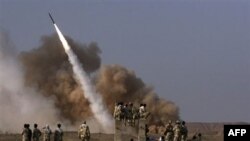 İran iki raketi sınaqdan keçirərkən