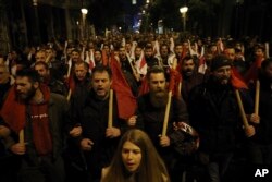 Članovi sindikata povezanog sa Komunističkom partijom na jednim od brojnih demonstracija u Atini.