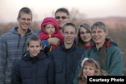 罗梅克夫妇和他们的六个孩子