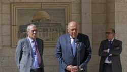 Sameh Shoukrty waziri wa mambo ya nje wa Misri (kati) wakati wa mkutano na waandishi mjini Ramallah