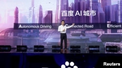 百度的联合创始人，董事长兼首席执行官李彦宏在北京举行的百度世界大会和展览会上，展示百度最新的人工智能技术。（2018年11月1日）