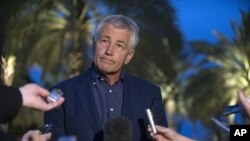 Menteri Pertahanan AS Chuck Hagel berbicara dengan wartawan setelah membacakan pernyataan mengenai penggunaan senjata kimia di Suriah dalam jumpa pers di Abu Dhabi (25/4).