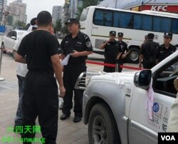 成都警方询问反日示威者(六四天网)