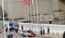 举行主权移交24周年酒会的会议展览中心旧翼大门外有大型水马围封，入场人士要登记身分证等个人资料 （美国之音/汤惠芸)