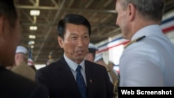 资料照片：时美国海军作战部长格林纳特2018年5月27日与时任台湾海军司令李喜明交谈。（格林纳特脸书官网图片）