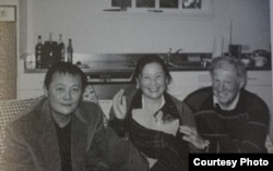 魏京生抵达美国时与伯恩斯坦合影，中为魏京生的妹妹魏姗姗