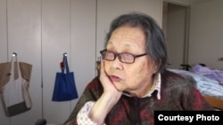 高耀洁在纽约寓所（志愿者提供）