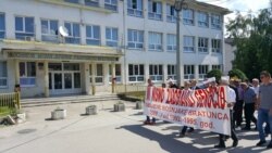 Obilježavanje godišnjice zločina u osnovnoj školi koja se nekada zvala “Vuk Karadžić”. Foto: BIRN BiH