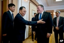 마이크 폼페오 미국 국무장관과 앤드루 김 CIA 코리아임무 센터장이 지난 7월 평양에서 김영철 북한 노동당 부위원장을 만났다.