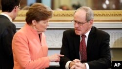 资料照：时任美国参议院小企业和创业委员会主席的共和党参议员吉姆·里施(右)，与该委员会首席民主党参议员珍妮·沙欣交谈。(2017年1月24日）里施现为参议院外交关系委员会主席，沙欣为该委员会首席民主党参议员。