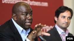 Magic Johnson (kiri) mengecam komentar rasis Donald Sterling dan berminat menjadi pemilik baru klub NBA LA Clippers (foto: dok).