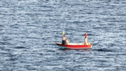 دو دریانورد ایرانی در حال تقاضا برای کمک از نیروی دریایی ایالات متحده پس از هشت روز سرگردانی قایق ماهیگیری‌شان در دریای عمان. شنبه ۶ آذر ۱۴۰۰