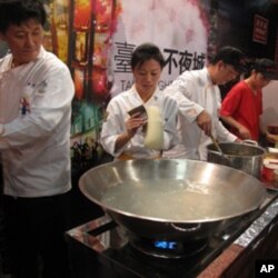 师傅们正在熬煮台湾著名牛肉面