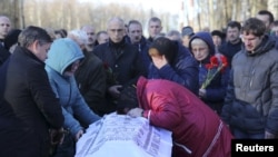 مراسم خاکسپاری شماری از قربانیان هواپیما در سن پیترزبورگ در روز پنجشنبه برگزار شد