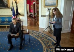 سحر نوروز زاده در کنار باراک اوباما، رئیس جمهوری آمریکا