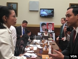 民主党众议员华金·卡斯特罗向李净瑜致意 (美国之音钟辰芳拍摄)