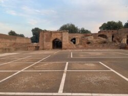 شاہی قلعے کی کئی حصے وقت کے گزرنے کے ساتھ شکست و ریخت کا سامنا کر رہے ہیں۔