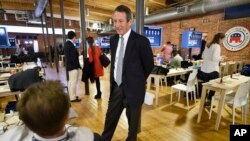 Mark Senford razgovara sa novinarima pre republikanske predsedničke debate u organizaciji mreže CBS, 13. februara 2016.