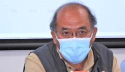 本身是中大校友的香港民意研究所副行政总裁钟剑华批评， 中大校方要求学生会独立注册，要学生自己承担法律责任， 他形容校方将学生”推出去”，不再提供大学保护伞的空间 (美国之音/汤惠芸)