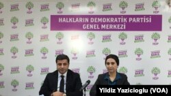 Seçim sonuçlarını değerlendiren HDP Eş Başkanları Figen Yüksekdağ ve Selahattin Demirtaş