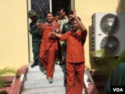 លោក មា​ជ​ សុ​វ​ណ្ណា​រ៉ា​ មន្ដ្រី​ជាន់​ខ្ពស់​គណបក្ស​សង្គ្រោះ​ជាតិ និង​សកម្មជន​គណបក្សសង្គ្រោះជាតិ​៤​រូប​ផ្សេងទៀត ត្រូវ​បាន​បណ្តើរ​ចេញ​ពី​សាលសវនា​ការ​តុលាការ​កំពូល​ នៅ​ថ្ងៃទី​១៨ ខែ​មករា ឆ្នាំ​២០១៧។