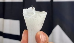 黄国才今年六四32周年亲手制作的“烛光有罪”，他形容是一种社会雕塑，盛载着数以十万计香港市民，悼念六四死难者的心意 （美国之音/汤惠芸）