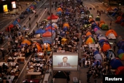 香港示威者观看政府官员与学联代表的对话