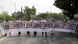 印度示威者在新德里手举写着“我们的国家我们的土地，中国军队滚出去”字样的横幅举行抗议活动。（2020年6月19日）