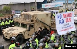 고고도미사일방어체계, 사드 관련 장비를 실은 트레일러가 성주골프장으로 들어가고 있다. 골프장 입구에서 사드 배치에 반대하는 주민들이 경찰과 대치했다.