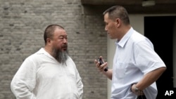 2012年6月20日浦志强律师（右）和他的当事人、艺术家艾未未交谈。