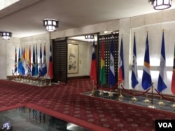 台湾外交部大厅内的邦交国国旗 （美国之音记者申华 拍摄）