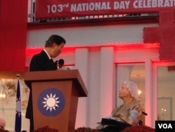 2014年10月8日参议员麦凯恩母亲出席台湾驻美代表处双十酒会庆祝仪式，时任台湾驻美代表沈吕巡介绍麦凯恩夫人。(美国之音钟辰芳拍摄)