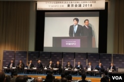 日本防卫大臣小野寺五典在论坛上发表对朝鲜动向的分析，身后是保镖（美国之音歌篮拍摄）