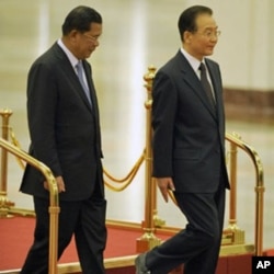 2010年12月13日，中国总理温家宝(右)与来访的柬埔寨首相洪森在北京人民大会堂。