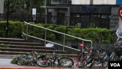 被刮到在地的自行车（美国之音杨明拍摄）