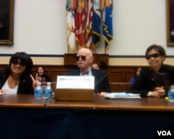 科恩教授(中)和柴铃(左)等人2011年11月1日戴着墨镜出席国会听证声援陈光诚