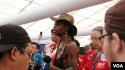 این معترضان، حامی سندرز هستند و از اینکه حزب دموکرات او را انتخاب نکرده، ناراحت هستند.