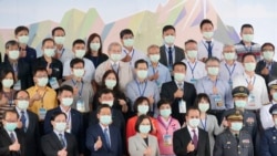 汉翔F-16维修中心启动后，台湾总统蔡英文和该中心之部分民间供应厂商合影。(黄丽玲摄)