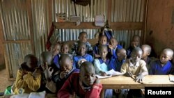 Watoto kati ya umri wa miaka sita hadi saba wakiwa darasani Kibera, Nairobi.