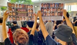 大批香港市民5月31日到西九龙裁判法院声援被控国安法”串谋颠覆国家政权罪”的民主派初选47人案被告。 （美国之音/汤惠芸）