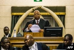 津巴布韦议长穆登达宣读总统穆加贝的辞职信。（2017年11月21日）
