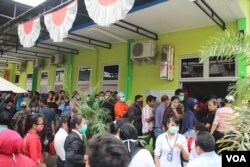 Para penumpang antri untuk mengembalikan atau menunda tiket perjalanan dengan pesawat di Bandara Adisucipto, Yogyakarta, Sabtu, 15 Februari 2014 (VOA/Munarsih)