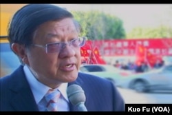 洛杉矶财经专家顾衍时教授(美国之音国符拍摄 )