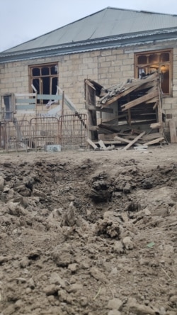 Donda Quşçu kəndinə top mərmisi düşüb (Foto Azərbaycan Xarici İşlər Nazirliyinindir)