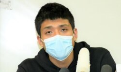 12港人关注组成员、本土派社运人士邹家成表示，两名被中国当局移交给香港警方的未成年人，在天水围警署内神情紧张及呆滞，避谈盐田看守所的遭遇。而中国官媒大肆报道10名港人在深圳的审讯是公平、公正、公开，被告人全部认罪，他质疑12港人可能在盐田看守所受到酷刑对待才有这些反应。